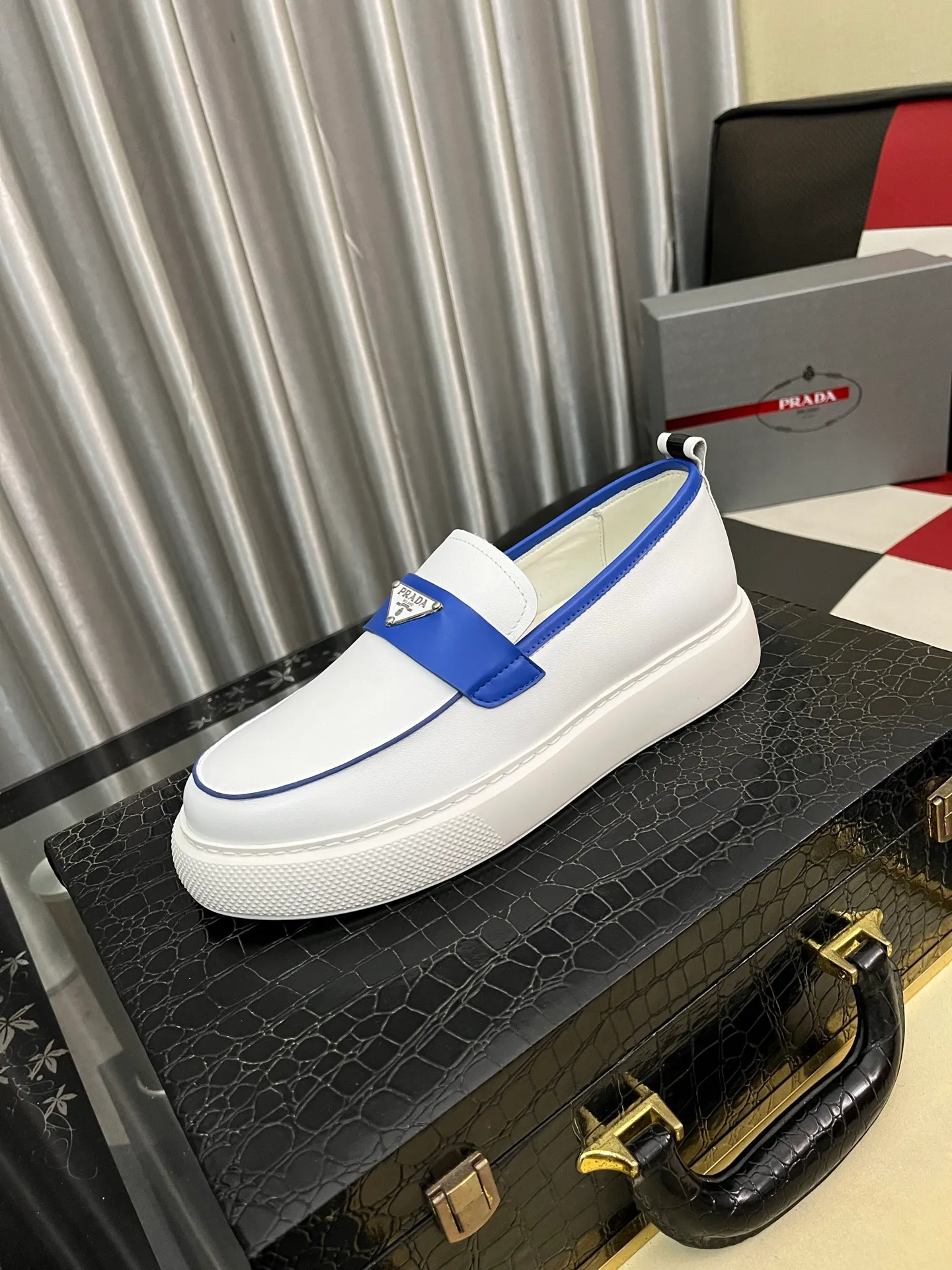 Men's shoes 💰: 560⌚️⌚️[PRADA] Prada casual shoes, originally developed 1:1, made of high-mercerized cowhide with imported cowhide, silk sheepskin lining, rubber outsole, comfortable and soft on the foot, size: 38-443️⃣Colors available